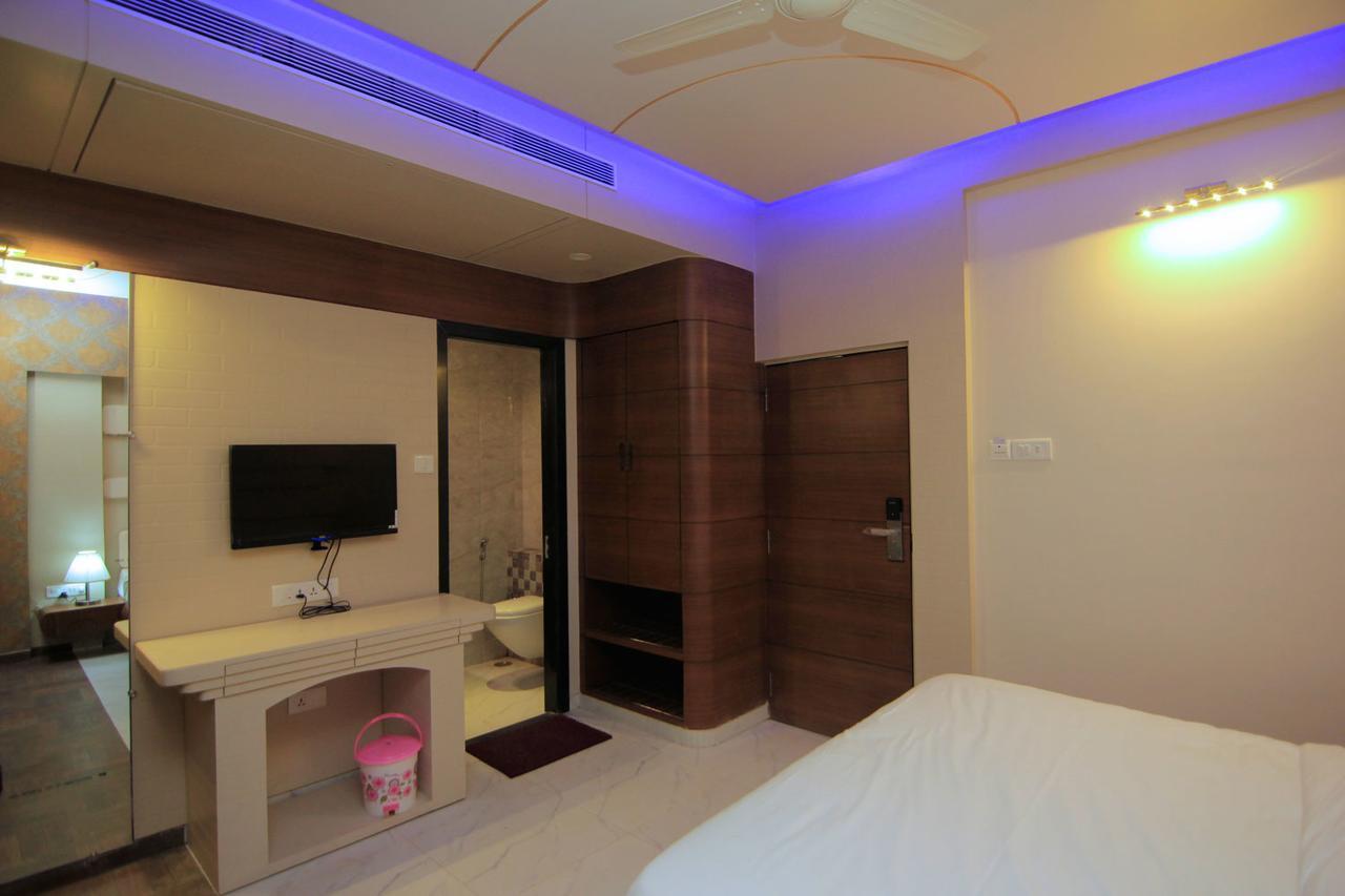 Hotel Sai Dharam Palace 쉬르디 외부 사진