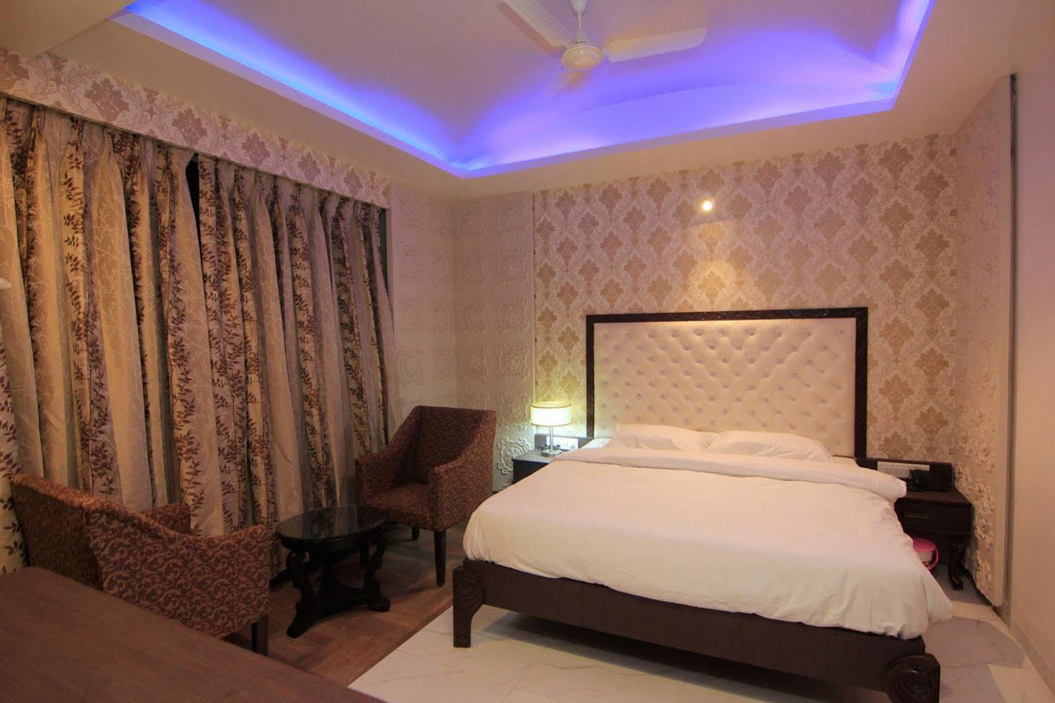 Hotel Sai Dharam Palace 쉬르디 외부 사진